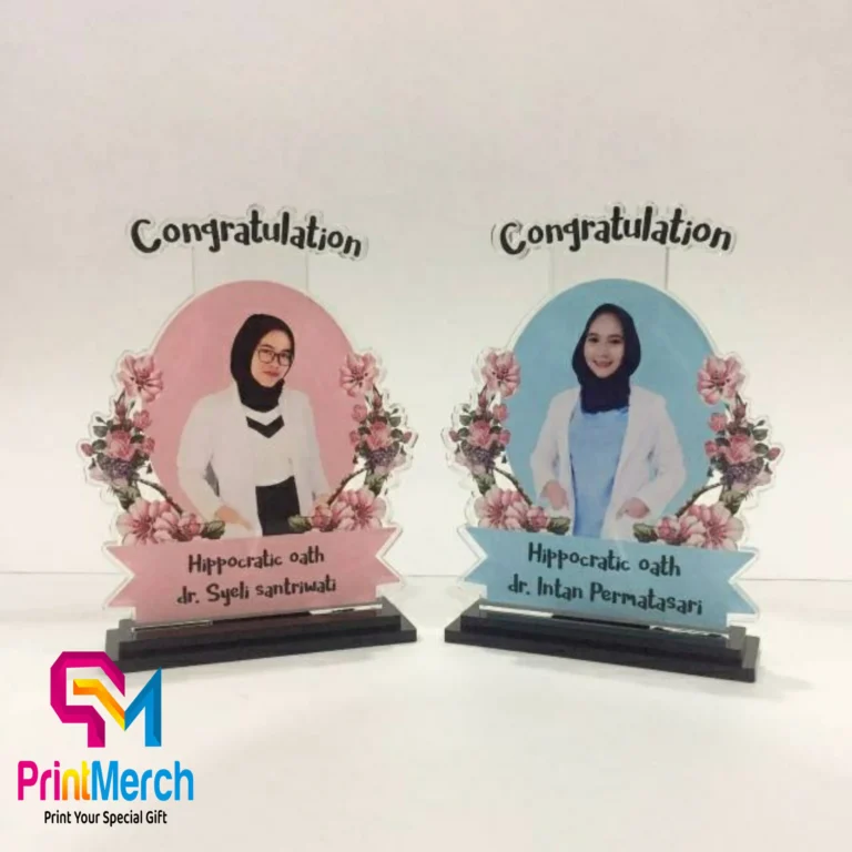 Plakat akrilik wisuda custom dengan foto dan ucapan penghargaan